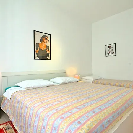 Apartment Komfortable Bozica 2 *